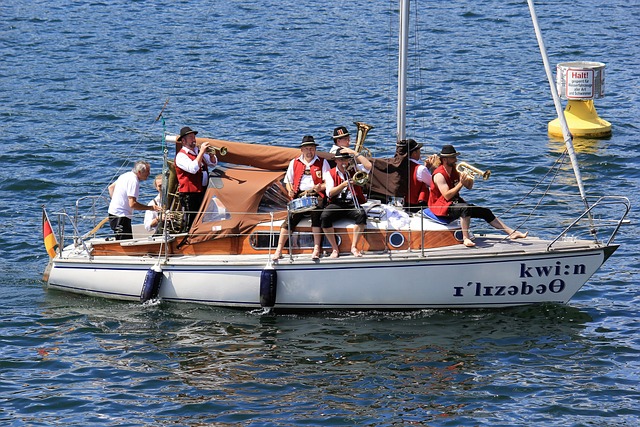 观众通过巡 观众通过巡